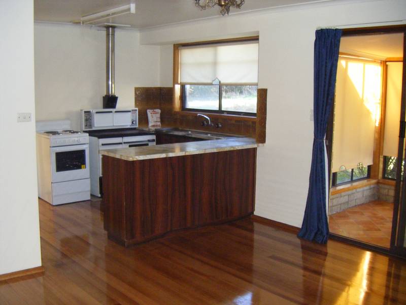 COUNTRY LIVING WITH ACREAGE & VIEWS! Picture 3