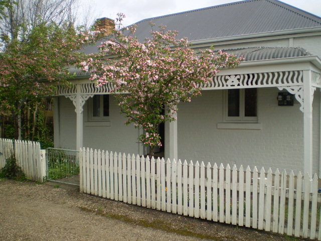 Beautiful Cottage in the Country Town of Longford Picture 1