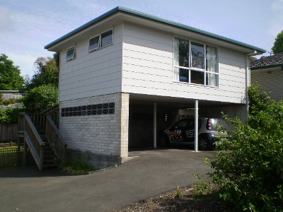 Sunny & Delightfully Presented Bedsit Picture Sunny & Delightfully Presented Bedsit Picture