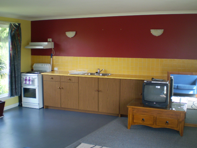 Sunny & Delightfully Presented Bedsit Picture 2