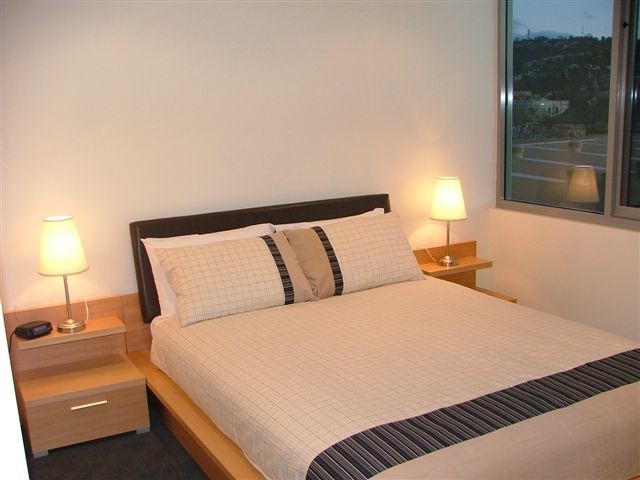 SPARKLING INNER CITY APARTMENT Picture 2