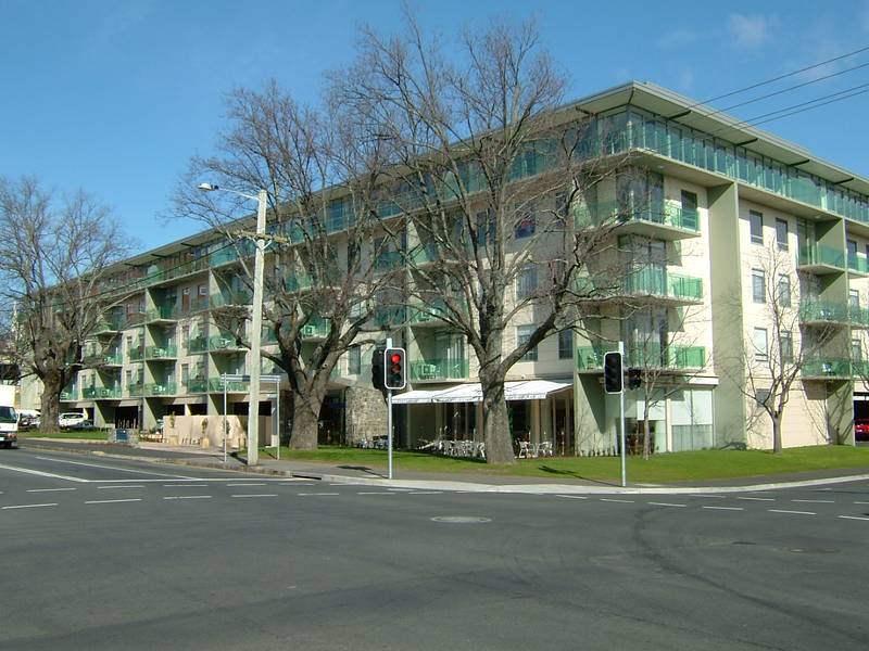 SPARKLING INNER CITY APARTMENT Picture 1