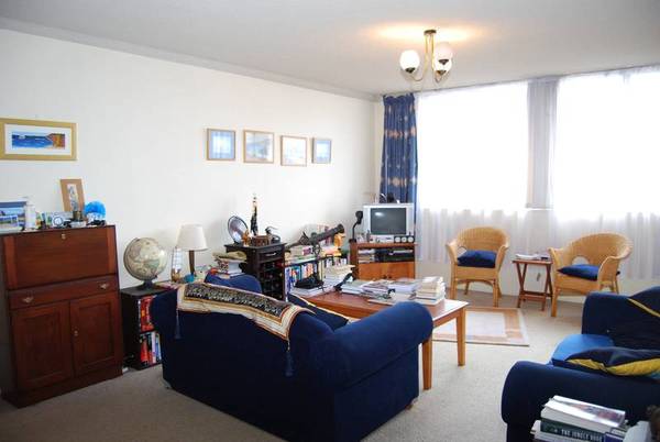 LEAFY WATERFRONT LOCATION Picture 2