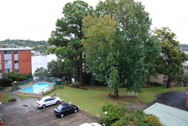 LEAFY WATERFRONT LOCATION Picture 3