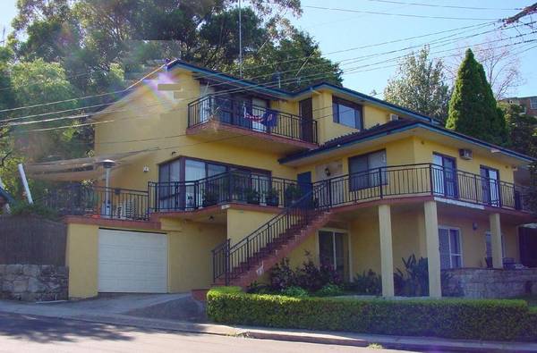 EXTREMELY SPACIOUS FAMILY LIVING Picture 3