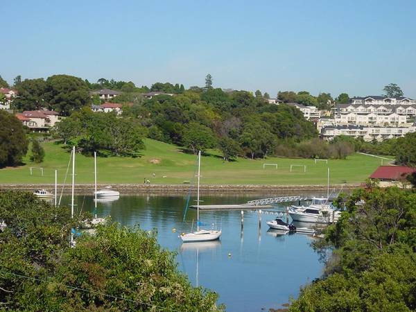 EXTREMELY SPACIOUS FAMILY LIVING Picture 1