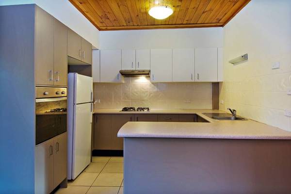 IMPRESSIVE SIZED TOWNHOUSE Picture 2