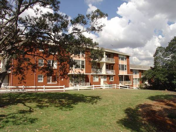 RENOVATED UNIT IN WATERFRONT POSITION Picture 2