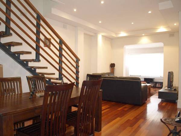 FAMILY LIVING IN A PRESTIGE LOCATION Picture