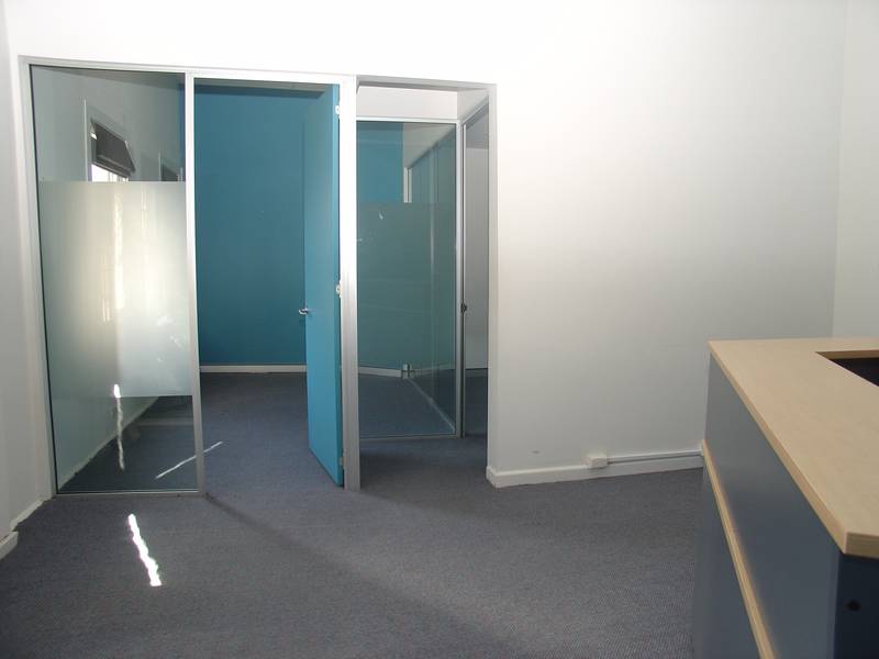 FIRST FLOOR CENTRALLY LOCATED OFFICE SPACE Picture 3