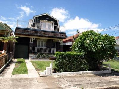 IDEAL FAMILY LIVING IN PRIME LOCATION Picture