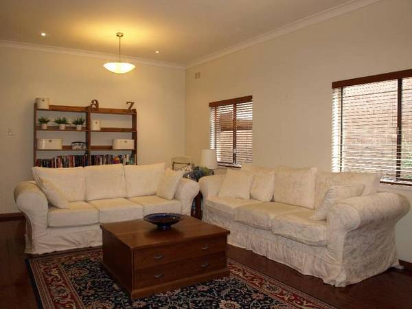 IDEAL FAMILY LIVING IN PRIME LOCATION Picture 2