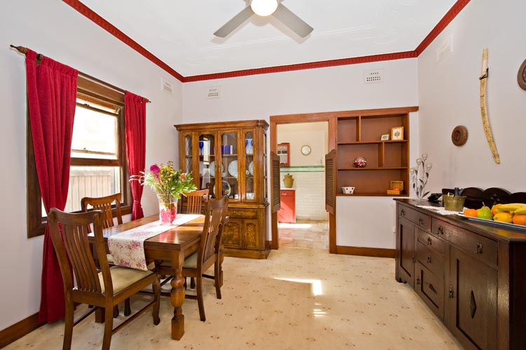 SOLID 'ART DECO' BUNGALOW Picture SOLID 'ART DECO' BUNGALOW Picture