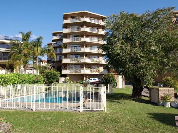 STUNNING WATERFRONT APARTMENT Picture 1