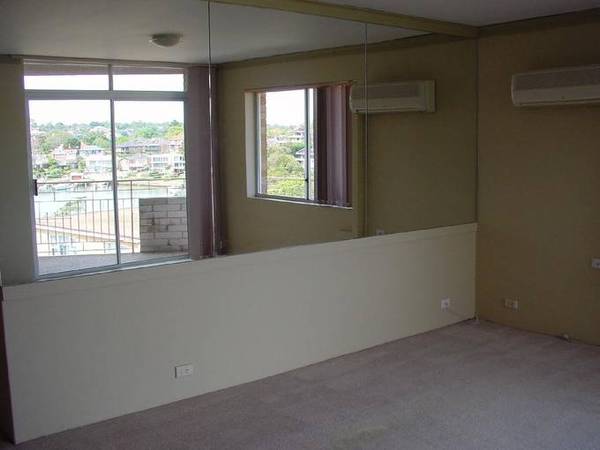 STUNNING WATERFRONT APARTMENT Picture 3