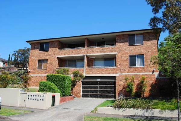 LOOK NO FURTHER - LEAFY WATER VIEWS Picture 1