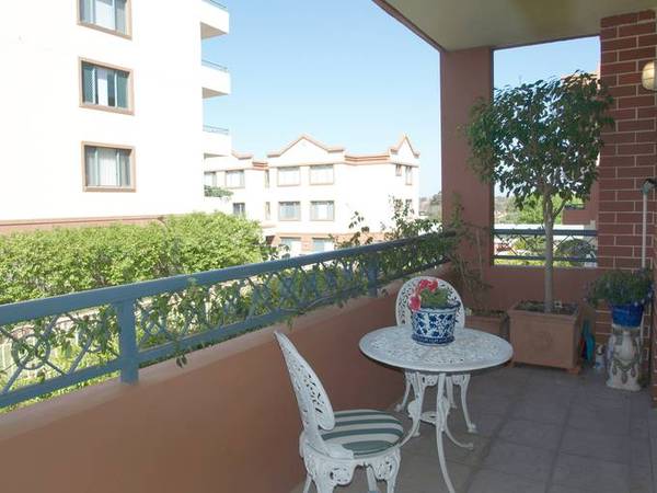 LIFESTYLE & SPACIOUS LIVING Picture