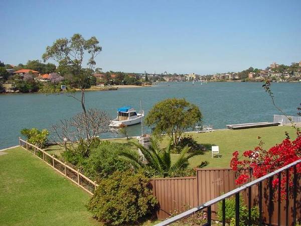 ABSOLUTE WATERFRONT! Picture 1