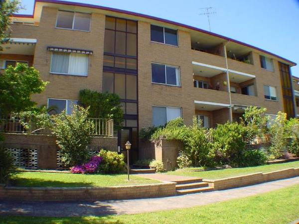 STUNNING TOP FLOOR UNIT Picture 1