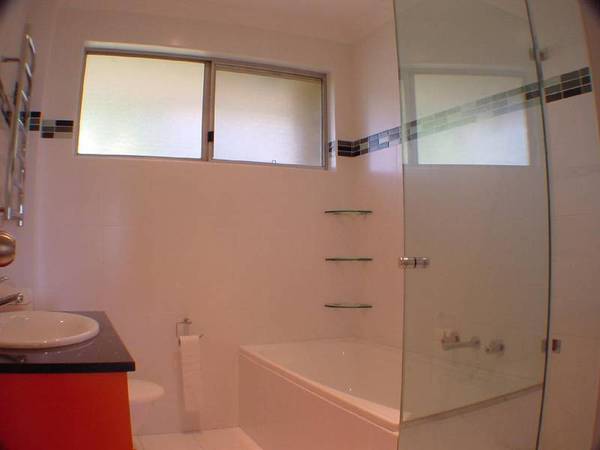 STUNNING TOP FLOOR UNIT Picture 3