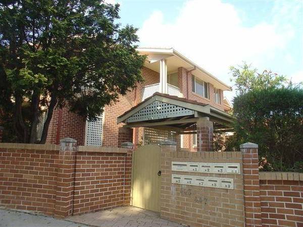 SPACE FOR LIVING & LOUNGING! Picture