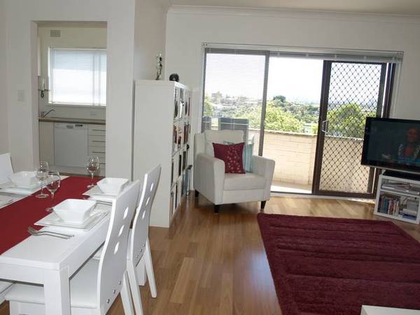 STREAMLINED AND STYLISH Picture 3