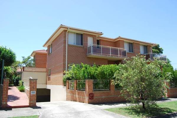 STYLISH & MODERN TOWNHOUSE Picture 1
