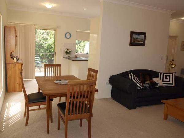 STYLISH & MODERN TOWNHOUSE Picture 2