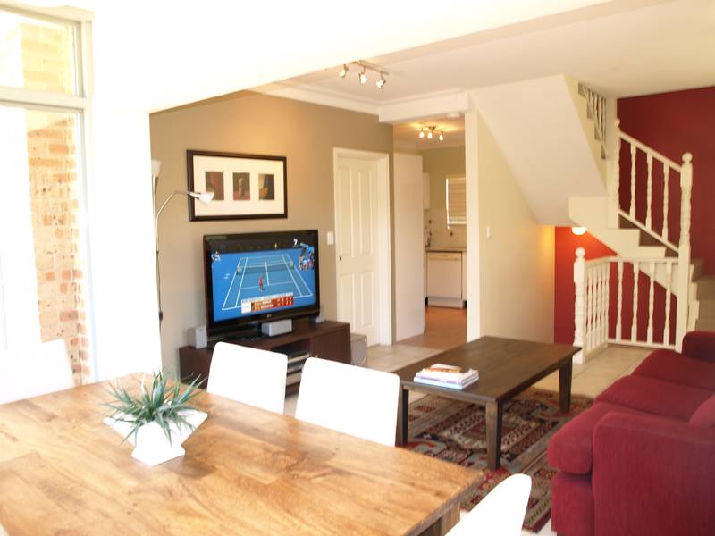 ATTRACTIVE & MODERN TOWNHOUSE Picture 2