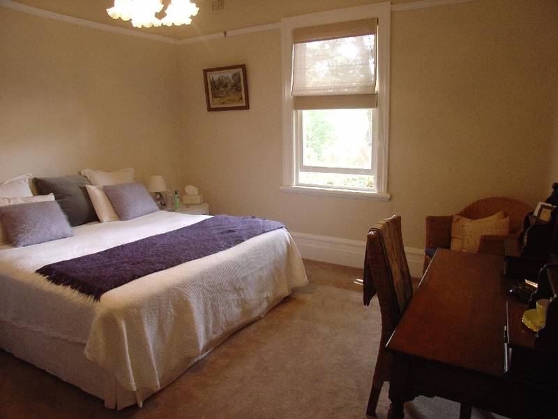 BOASTS ELEGANCE Picture