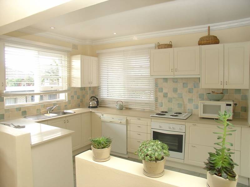 WATERVIEWS FROM EVERY ROOM Picture 1