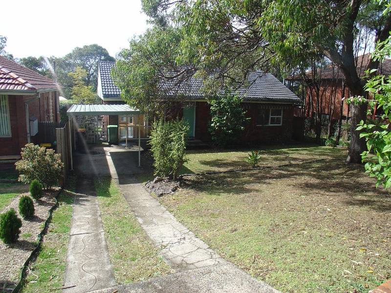 CALM WATERS FLOW NEARBY! Picture 1