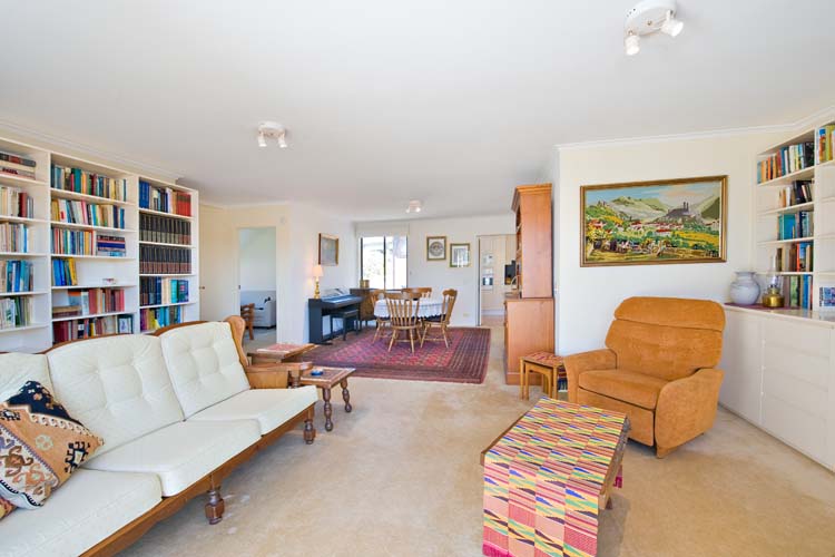 PRESTIGE LOCATION WITH PICTURESQUE VIEWS Picture 3