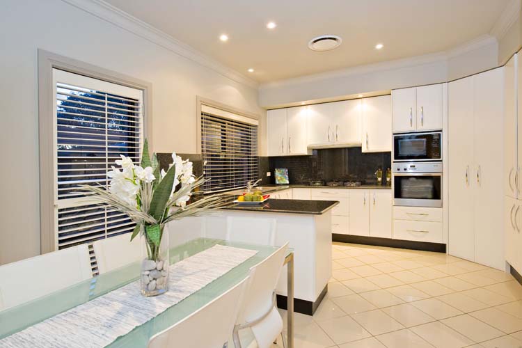 IMPRESSIVE FAMILY LIFESTYLE! Picture 3