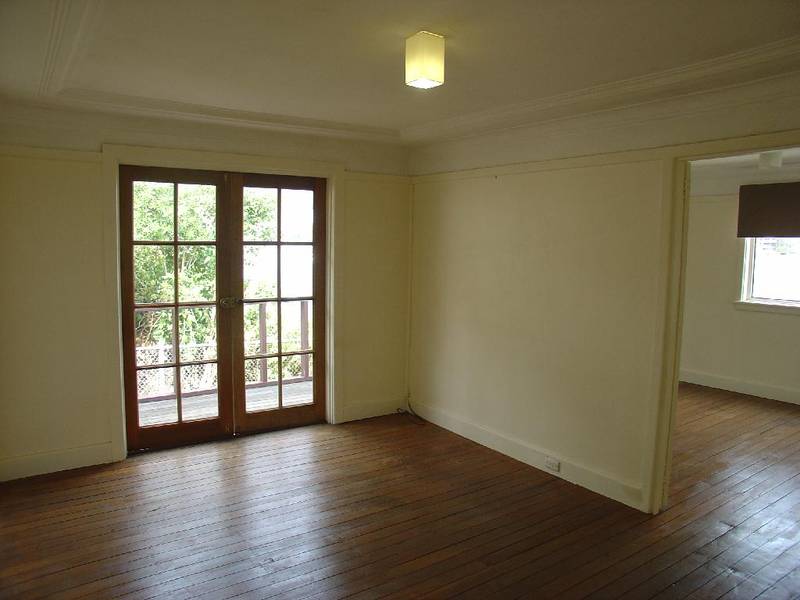 LIVE LIKE ROYALTY! Picture 3