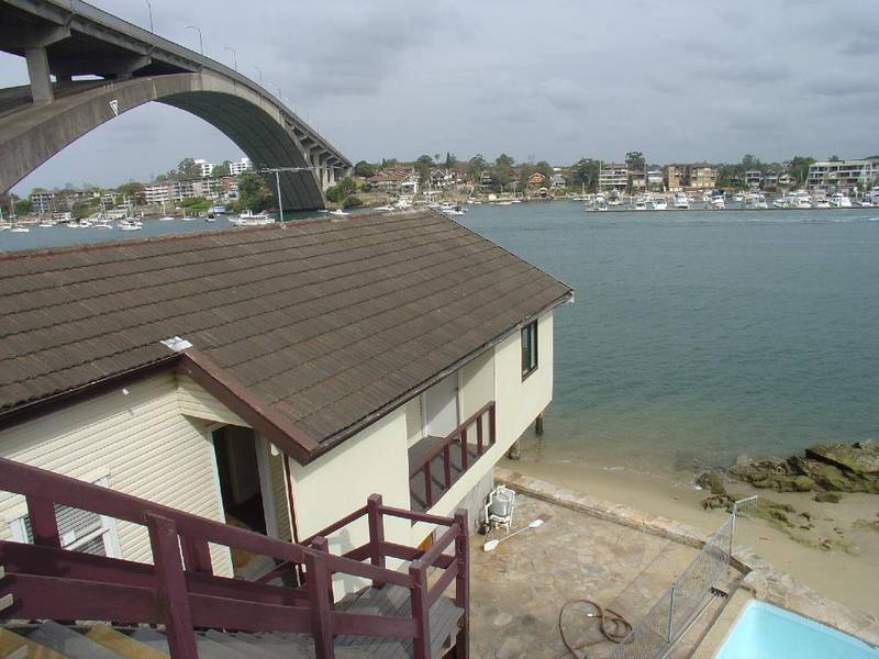 LIVE LIKE ROYALTY! Picture 1