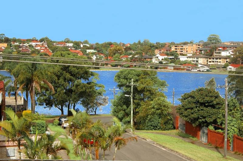 WATER VIEWS PLUS LOTS OF LIVING Picture 2