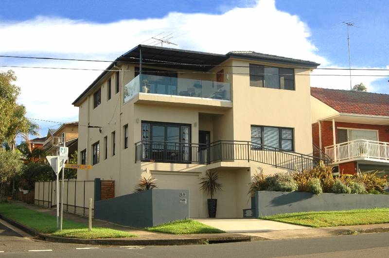 WATER VIEWS PLUS LOTS OF LIVING Picture 1