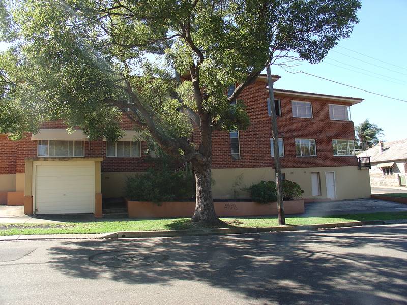 HANDY GARAGE SPACE! Picture 1
