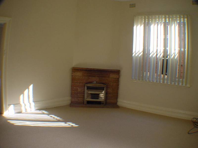 EAST SIDE CHARM! Picture 3