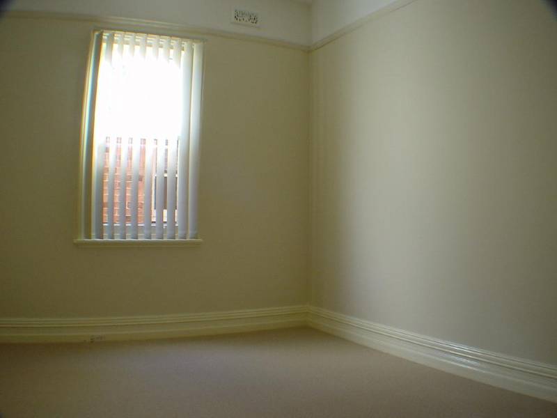 EAST SIDE CHARM! Picture 2