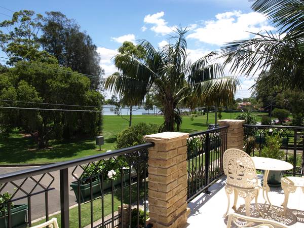 WATERFRONT RESERVE - POSITION, POSITION, POSITION! Picture 1