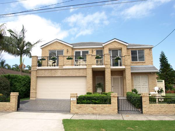 WATERFRONT RESERVE - POSITION, POSITION, POSITION! Picture 2