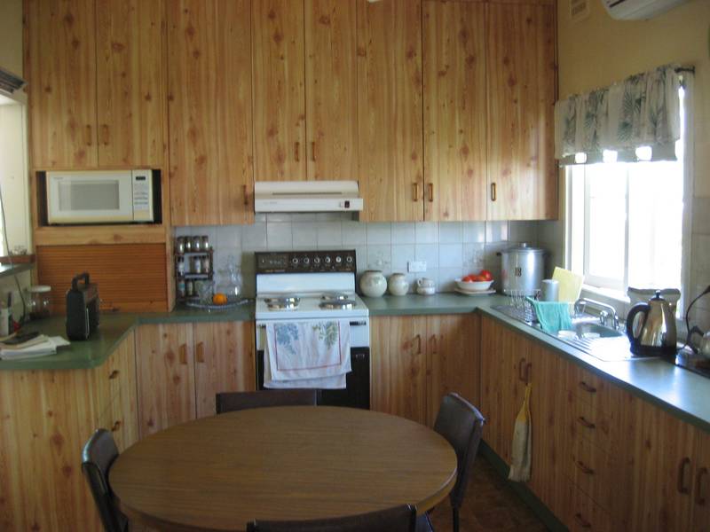 Lifestyle Opportunity with Massive Shed Picture 2