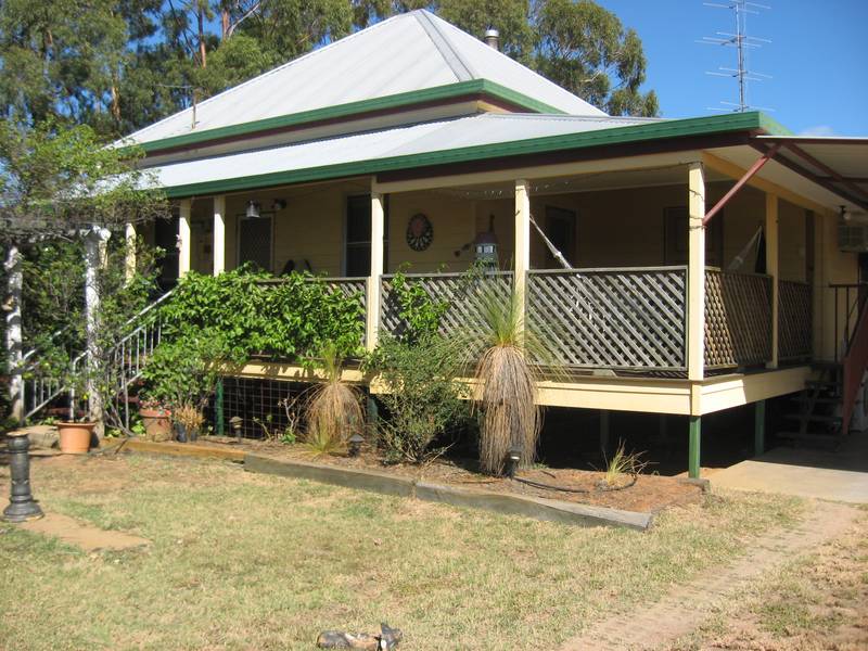 Excellent Lifestyle Close to Town Picture 2