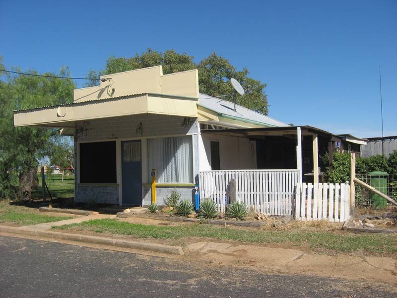 Shop Converted to Cottage Accommodation Picture 1