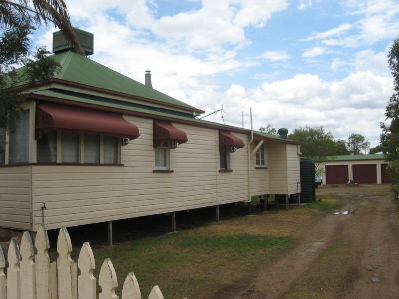 Queenslander on Huge Allotment Picture 3