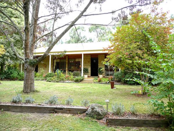 Rustic colonial charm Picture 2