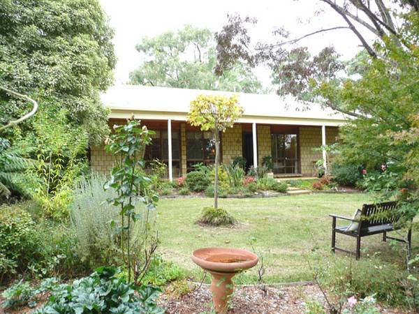 Rustic colonial charm Picture 1