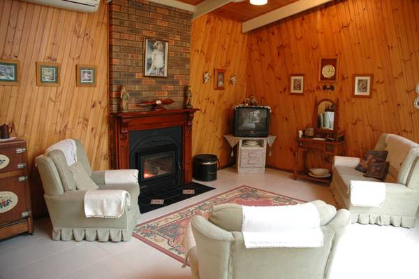 Over 1 acre of privacy! Picture 2